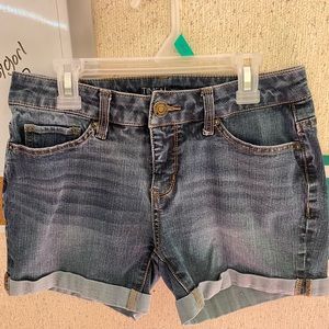 Mid-rise jean shorts